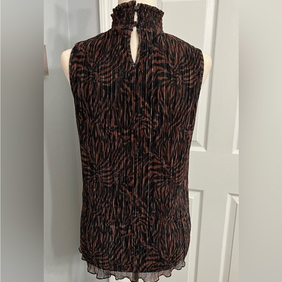 Adrianna Papell pleated Mesh
Sleeveless Blouse. - Picture 2 of 6